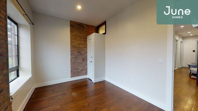 Foto del edificio - ROOM ONLY in 4-bed/2.0-bath Home