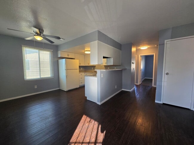 Building Photo - 3 Bedroom Apartment