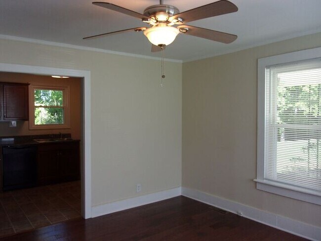 Building Photo - 3 Bedroom 1 Bath Brick Ranch Home in Fort ...