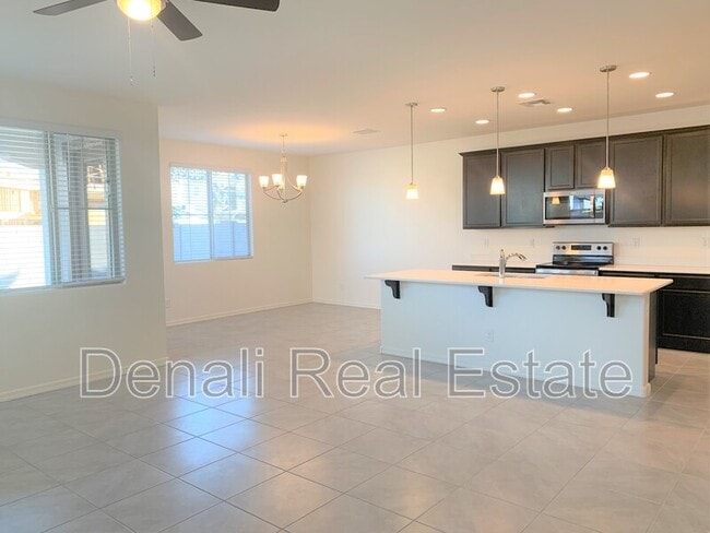 Building Photo - 905 S Canal Dr
