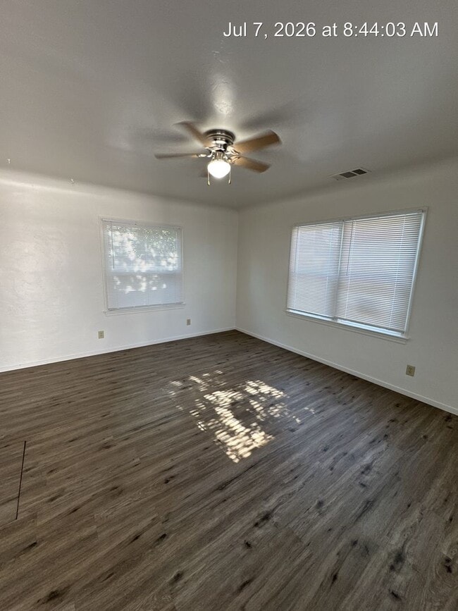 Building Photo - 700-710 E Tulare Ave