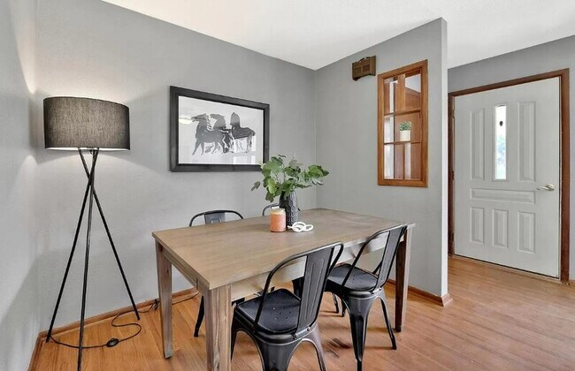Foto del edificio - 211 E Meadowlark Rd