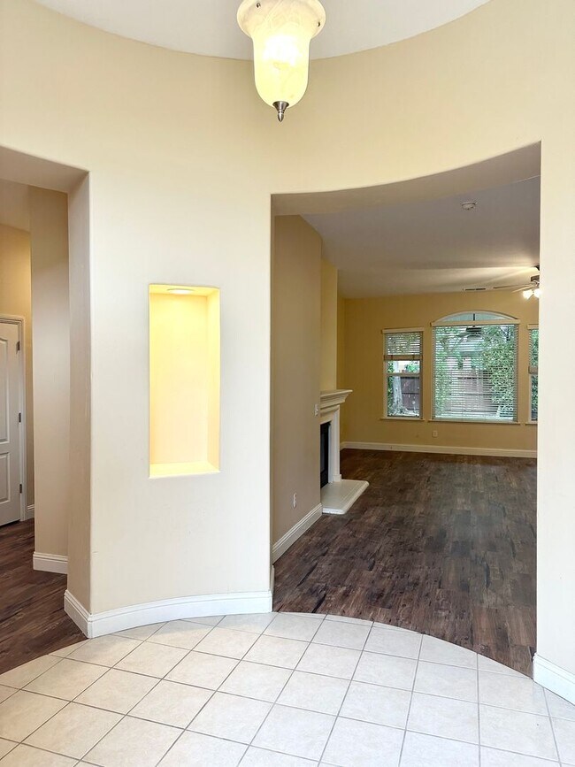 Building Photo - Stunning5 Bedroom North Fresno Granville