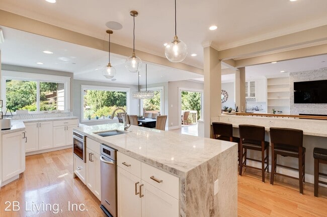 Building Photo - 4 br, 3.5 bath House - 3341 Oak Knoll Drive
