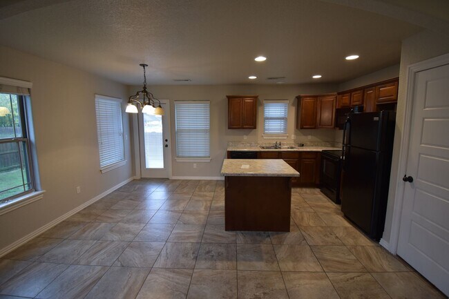 Foto del edificio - 3 Bedroom, 2 Bath, 2 Car Garage Home! Larg...
