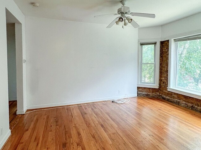 Building Photo - 854 W Cornelia Ave
