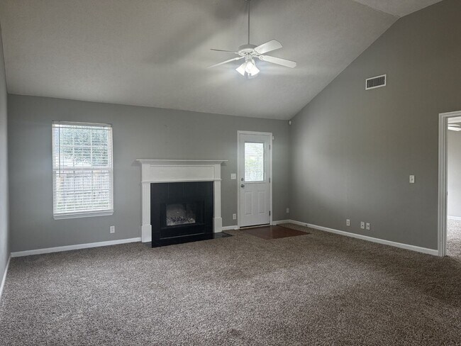 Foto del edificio - Quiet living minutes from the interstate!