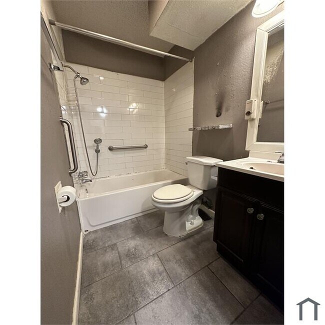 Foto del edificio - Charming 2-Bedroom Apartment in Central Austin – Vintage Hills Cv