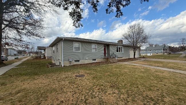 Building Photo - 1601 N Oak St