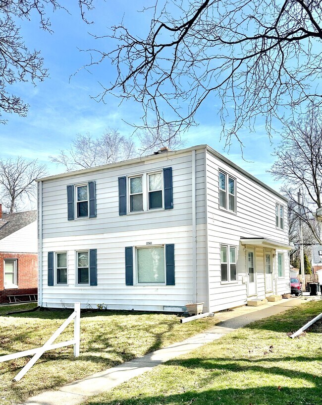 Building Photo - 2742 N Wauwatosa Ave