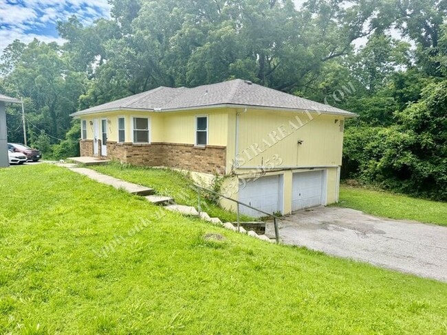 Building Photo - Beautiful 2 Bedroom Home in KCK-Available NOW!