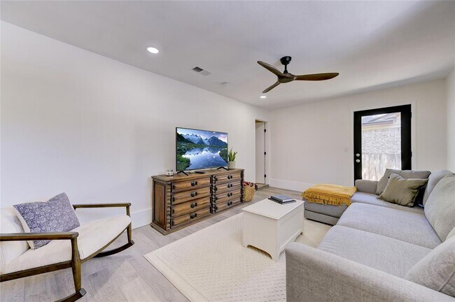 Foto del edificio - 10104 Oak Hollow Cir
