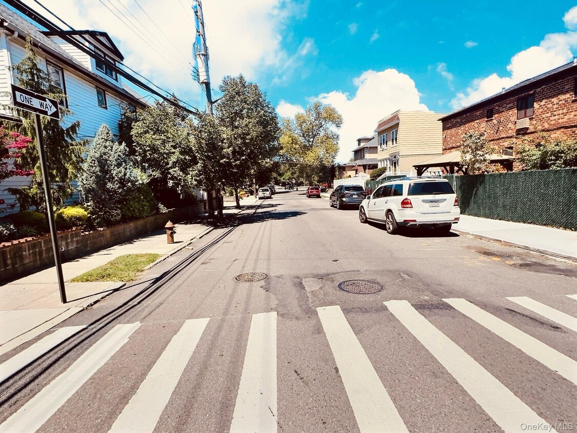Foto principal - 69-65 Caldwell Ave