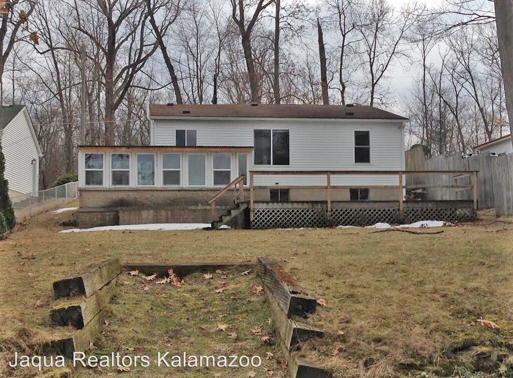 Primary Photo - 1625 S Crooked Lake Dr