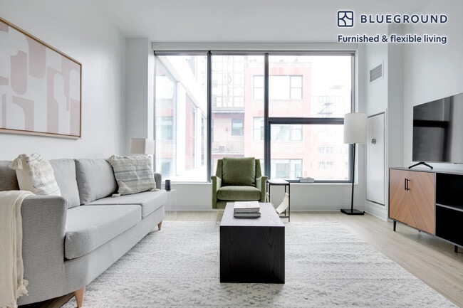 Building Photo - 808 W Van Buren St