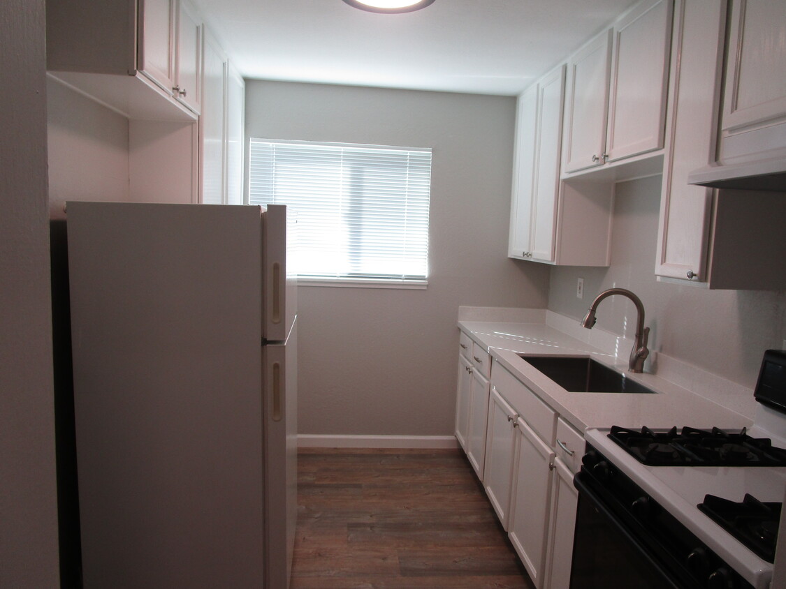 Primary Photo - 219 E Travis Blvd
