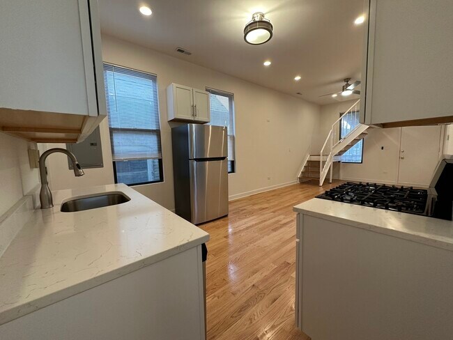 Foto del edificio - 1350 N Greenview Ave