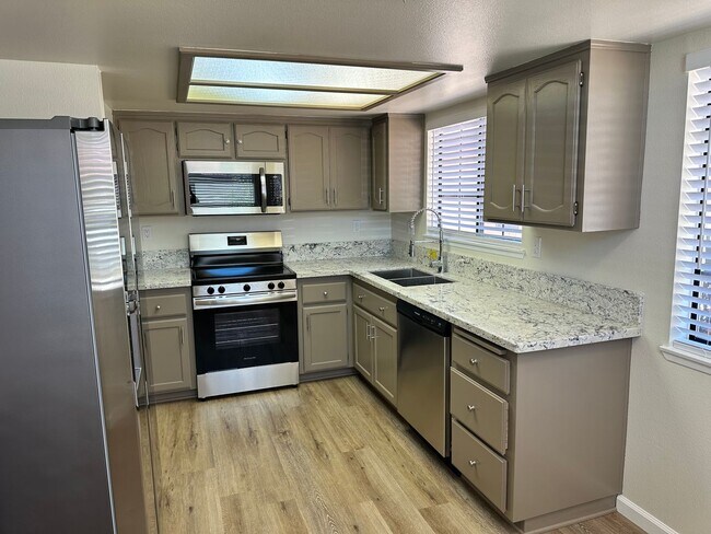 Foto del edificio - Spacious 2 Bedroom Condo in Desirable Jess Ranch Community