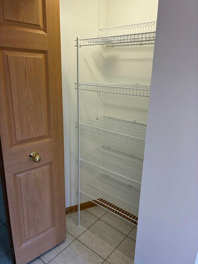 Foto del edificio - 927 Elderberry Cir