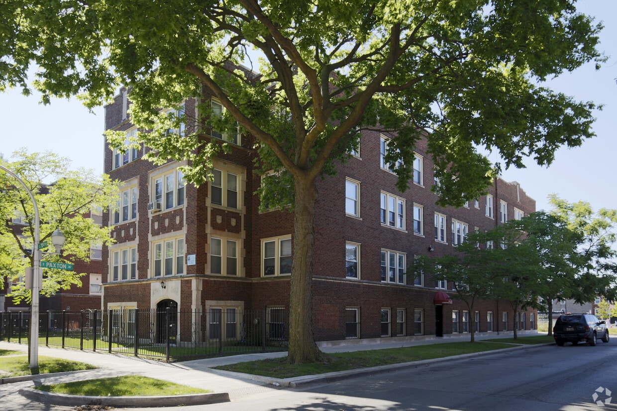 Building Photo - 2201 E 70th Pl