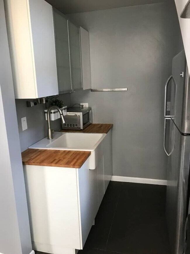 Building Photo - 1 Month Free! Sunny Two Level One Bedroom ...