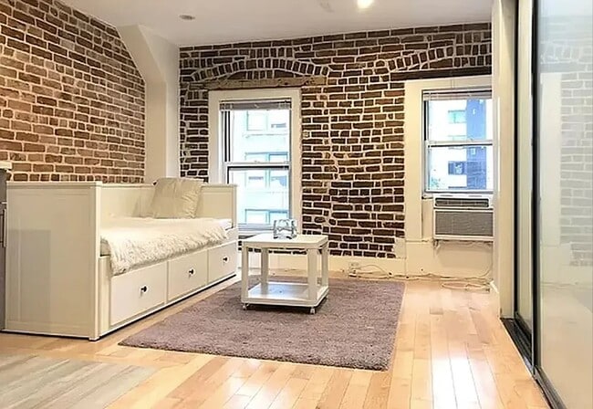 Building Photo - 125 E 39th St