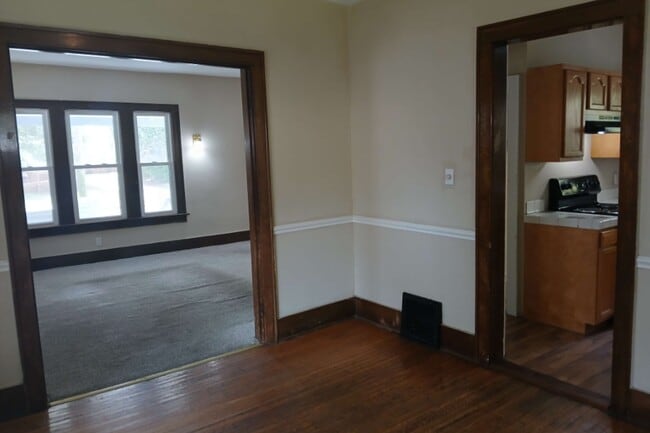 Building Photo - 1085 Delia Ave