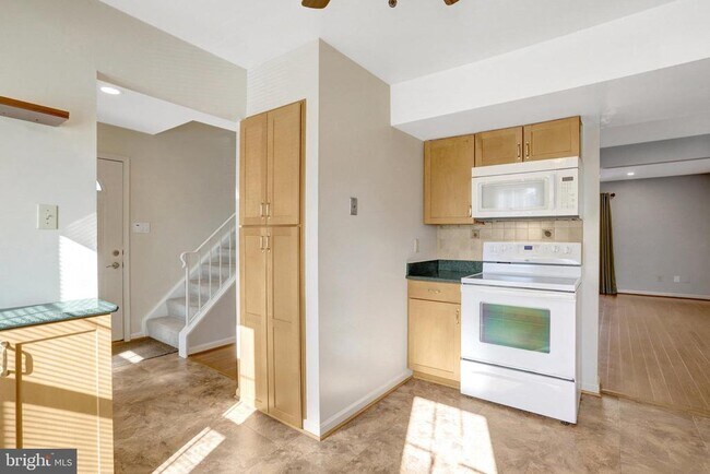 Foto del edificio - 6576 Yadkin Ct