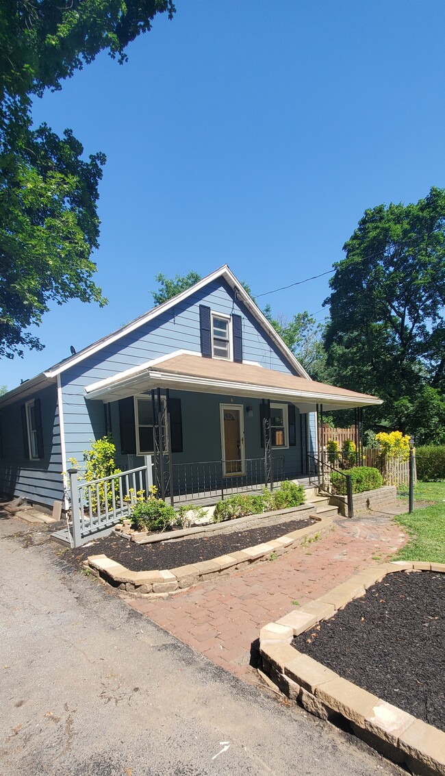 Front walkway & Porch - 1255 Ashbridge Rd