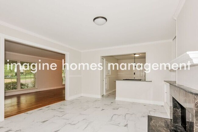 Building Photo - 3 Bed 2 Bath, Pet-friendly Home Near Parkw...