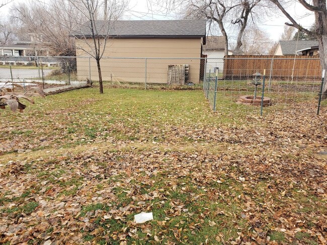 Building Photo - LARGE 4 BED/ 2 BATH SINGLE FAMILY WITH GAR...