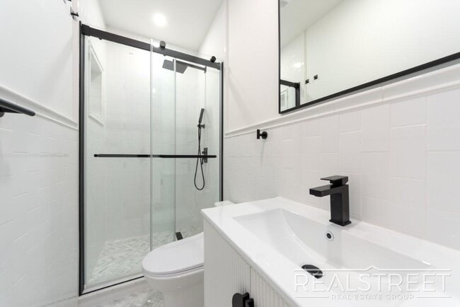 Building Photo - Stunning New 2 Bed 2 Bath with Backyard in...