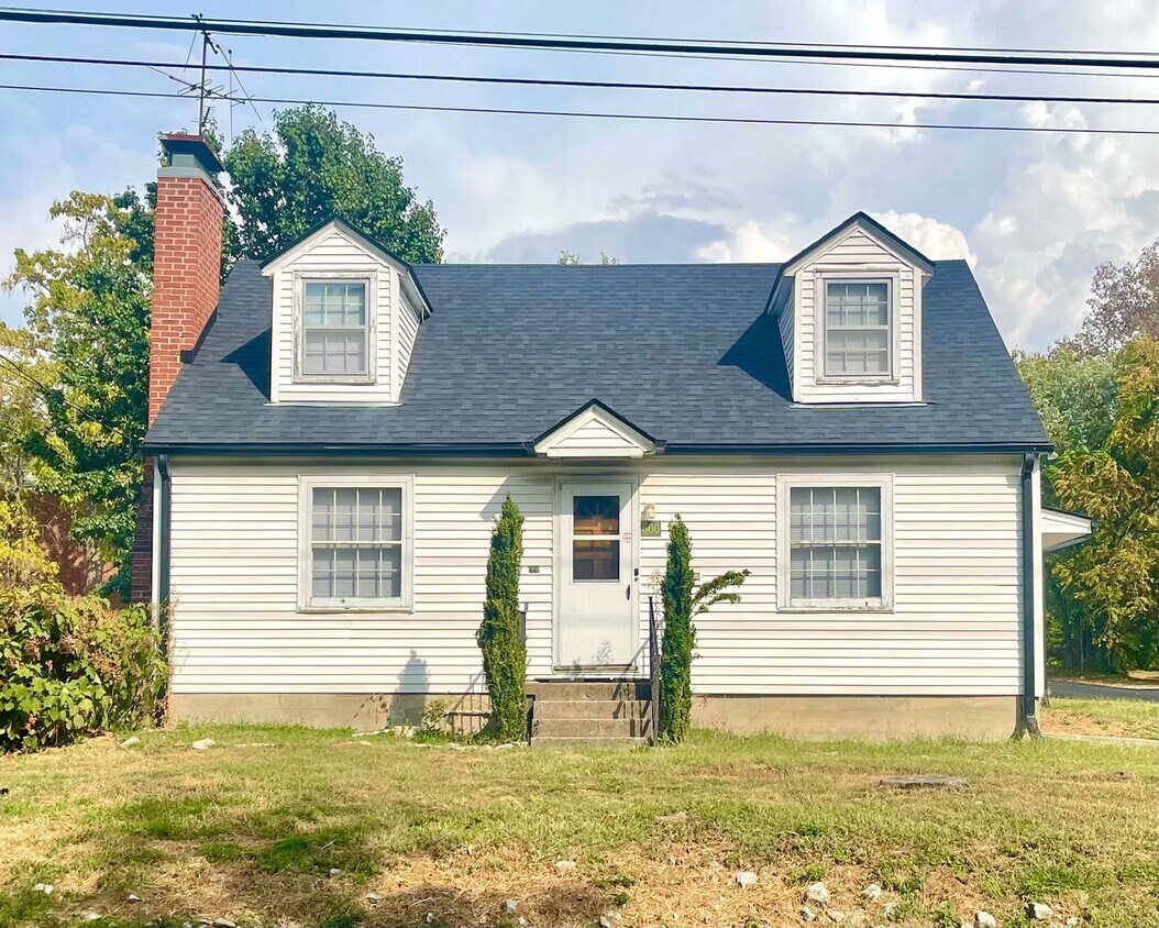 Foto principal - Very Unique 5 Bedroom Home on Large Lot