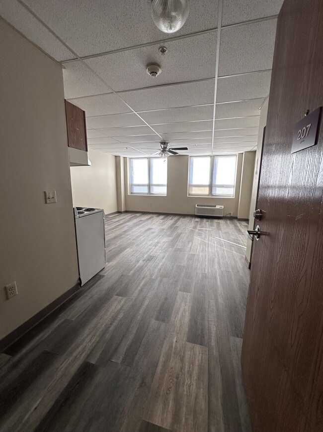 Efficiency - Madison Street Apartments