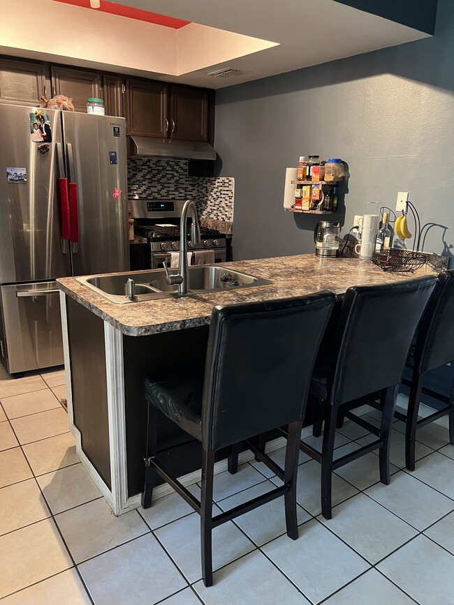 Kitchen with island - 914 Sunshine Way SW