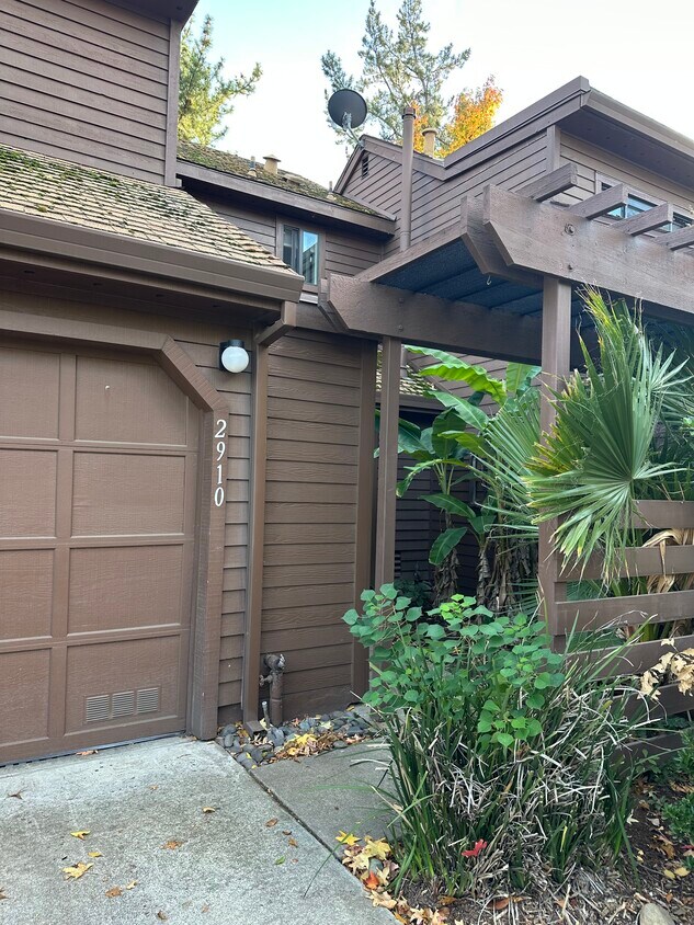 Front courtyard, garage - 2910 Pennyroyal Dr
