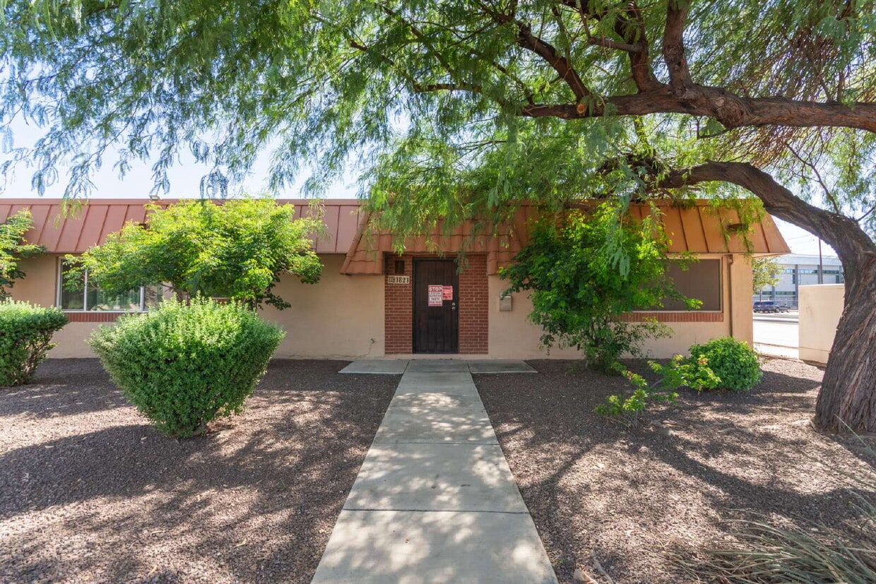 Foto principal - Bristol Court 2 bed 2 bath Townhome