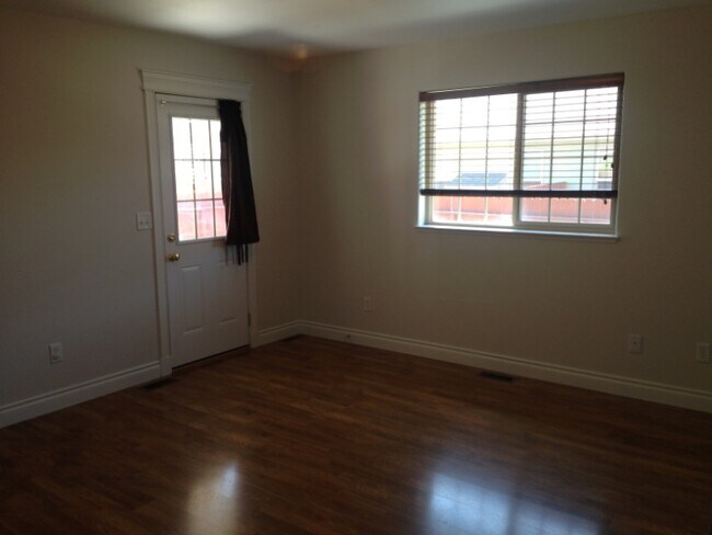 Foto del edificio - 3438 Curlew St