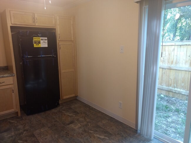Building Photo - Updated 2 Bed 1 Bath Townhouse close to downtown Louisville