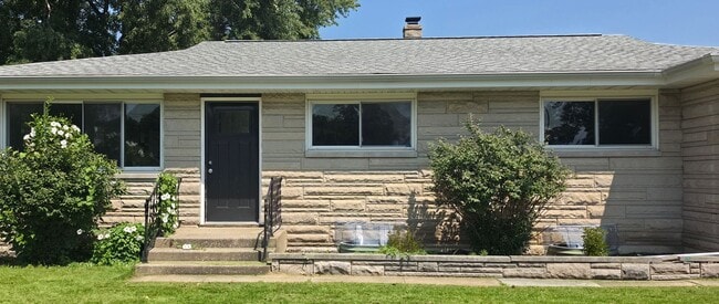 Building Photo - 612 W Russ Ave