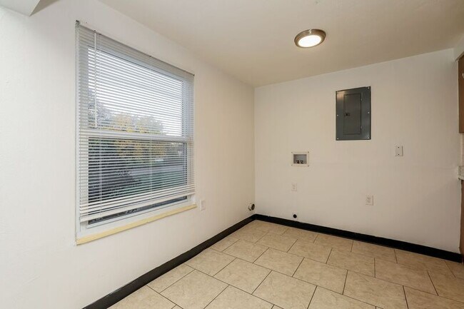 Building Photo - 146 Forest St