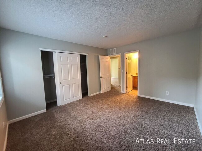 Building Photo - 3 Bedroom/2 Bath with Granite Counters Com...