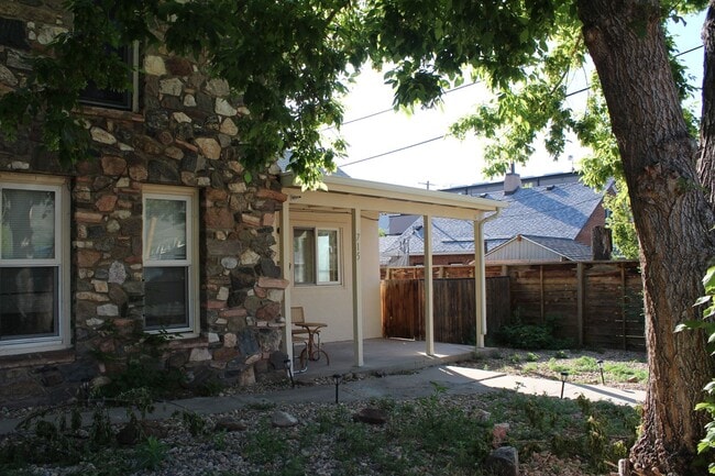 Building Photo - Recently renovated | Bay window | Walkable | Washer/Dryer combo in unit