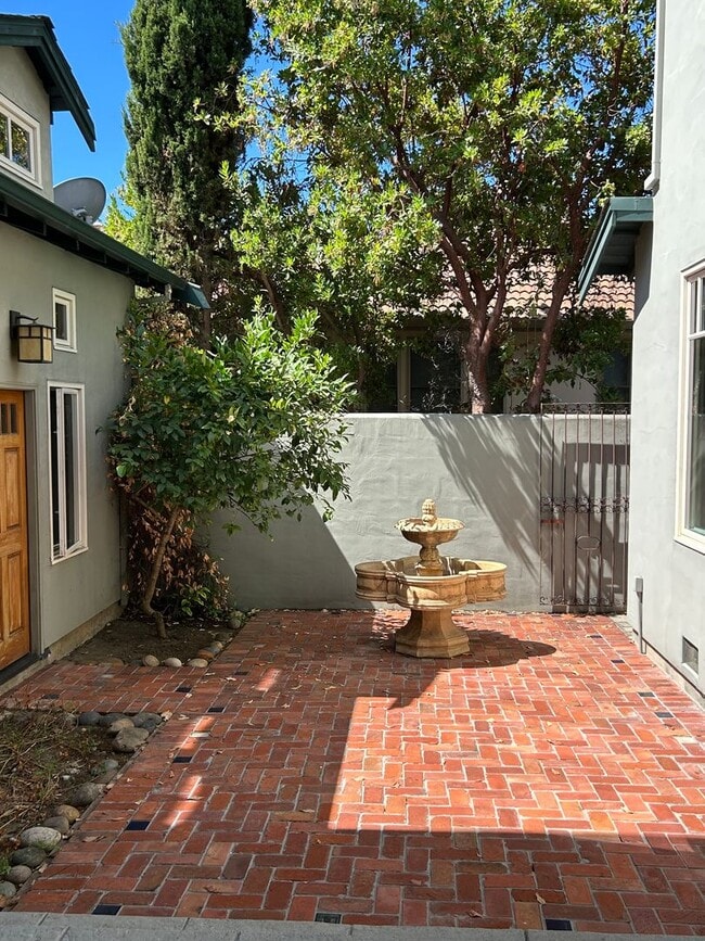 Building Photo - Lovingly Maintained 5 Bed, 3.5 Bath Execut...