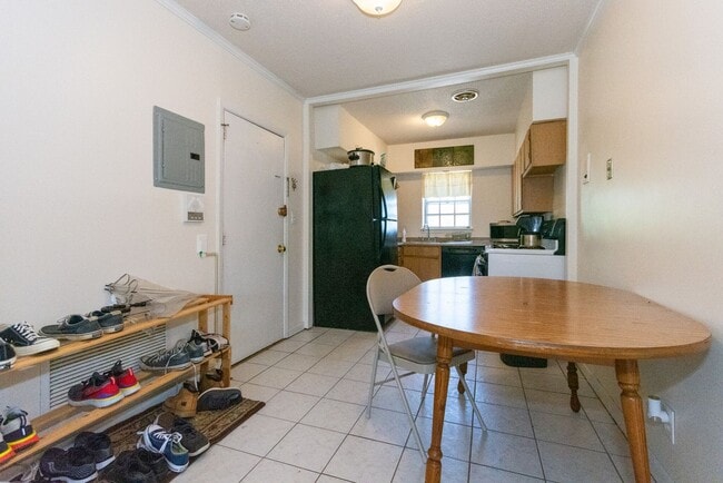 Building Photo - Brighton 3 Bed – Heat & Hot Water Included – 2 Parking Spots – No Fee