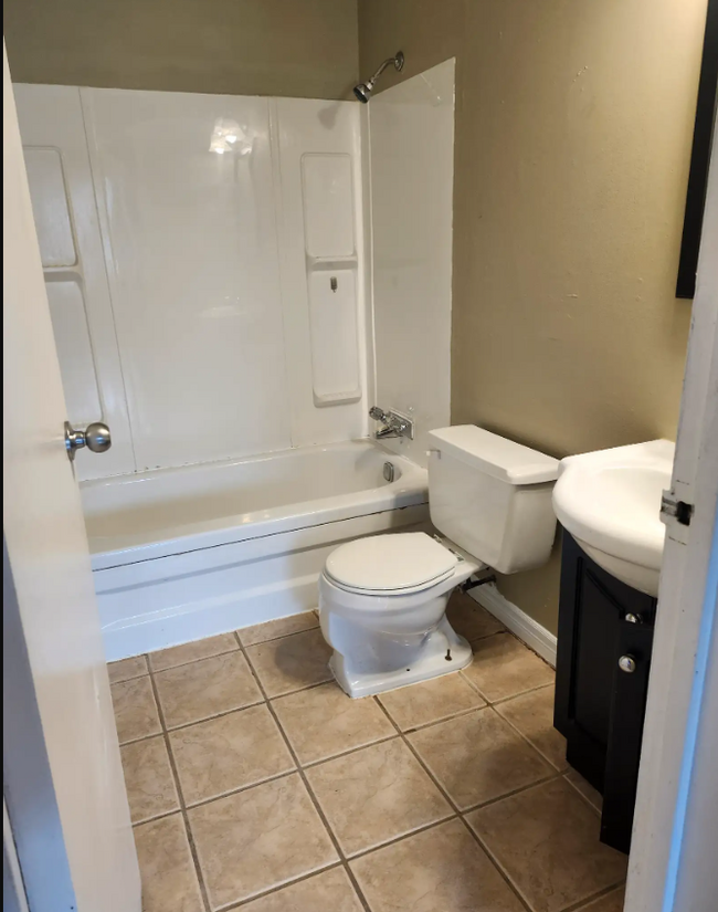 Building Photo - 5-325 Coldbrook Cres