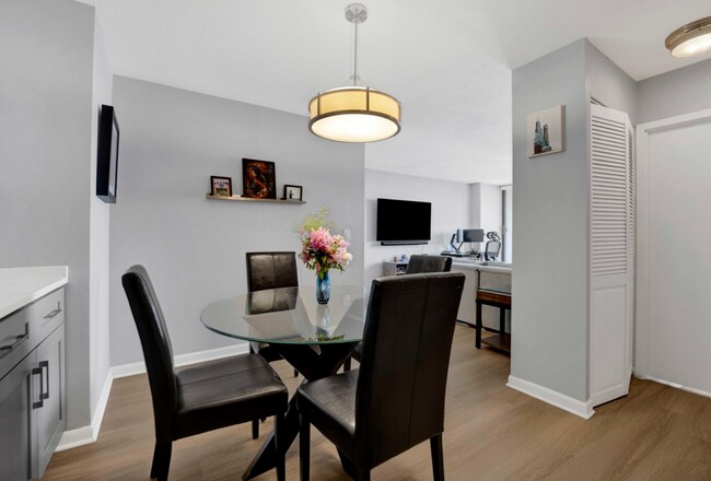 Foto del edificio - 2740 N Pine Grove Ave