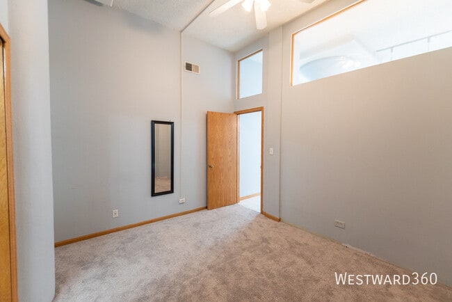 Building Photo - 812 W Van Buren St