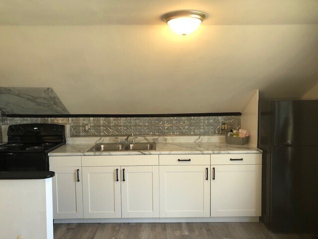 Cocina remodelada que incluye estufa y refrigerador nuevos. - 301 N Main St