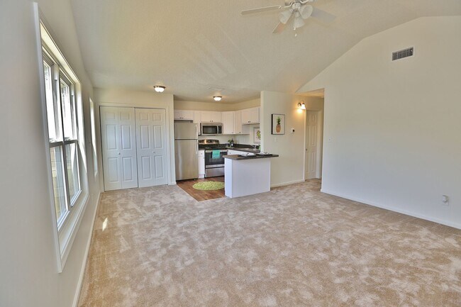 Foto del edificio - COMPLETELY UPDATED & READY 05-08-26!! 2-Bedroom 2nd Floor Duplex Just Minutes to the Beach!